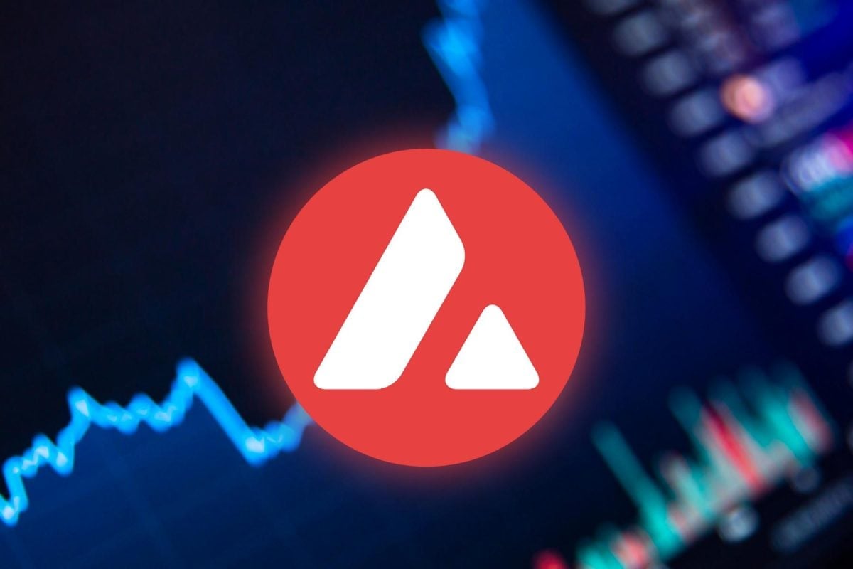 Avalanche Turns a Corner? Retail Dumps, Smart Money Holds as AVAX Rises