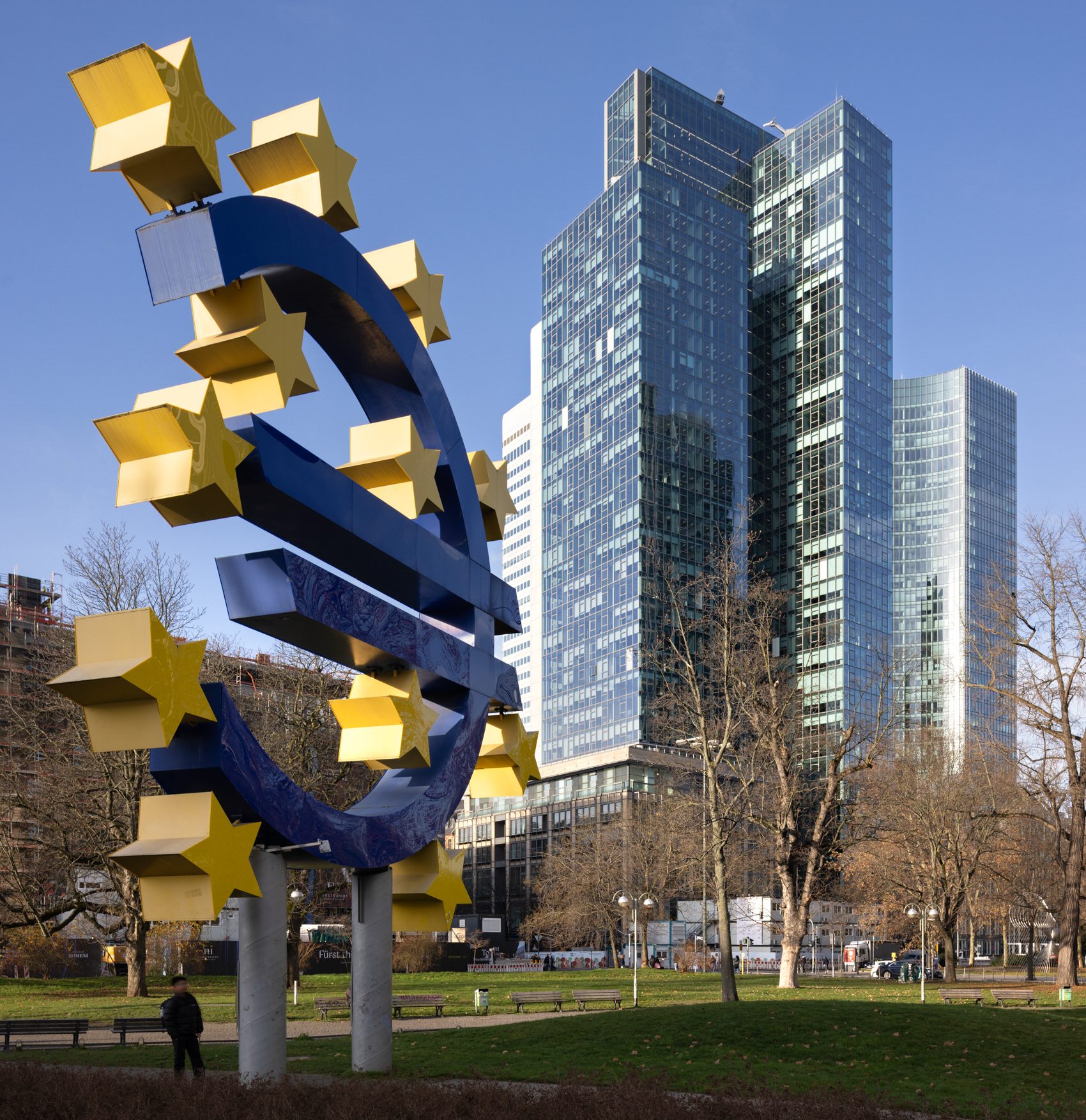 € sculpture in front of the European Central Bank