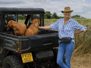 Lisa Hogan urges followers to not go to Diddly Squat Farm
