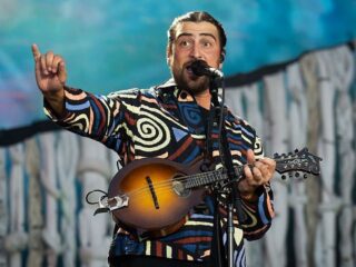 Noah Kahan points plea to followers to make use of the bathroom as concertgoer 'poos on ground'