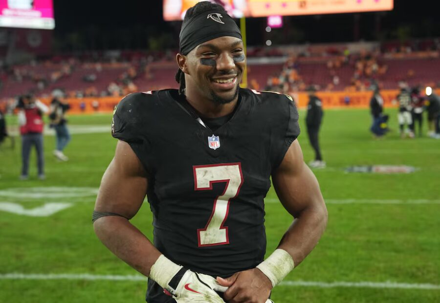 Bijan Robinson Responds to Fan’s Sign Asking Him to Be Baby’s Godfather in Viral Falcons-Dolphins Photo