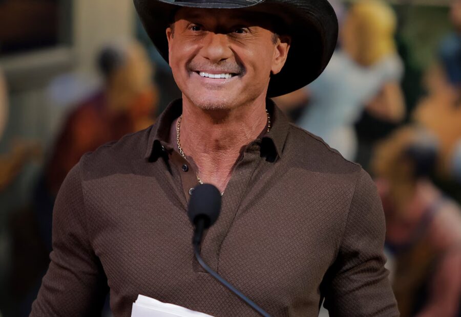 Tim McGraw Reacts After Falling onstage During Cincinnati Concert