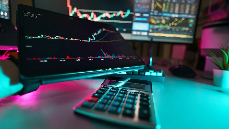 Bitcoin Withstands $90 Oil and Rising Yields as Gold Slides; Firm Dollar Weighs on Outlook