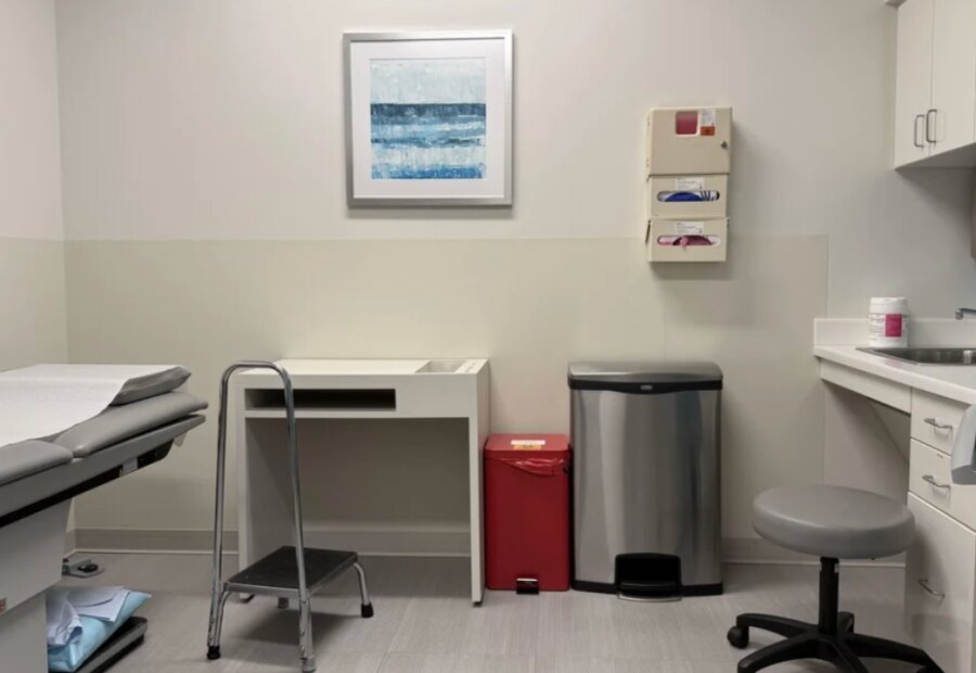 Doctor Dismisses Hour-Late Arrival; Patient’s Social Media Post Sparks ‘Open the Cabinets’ Comments