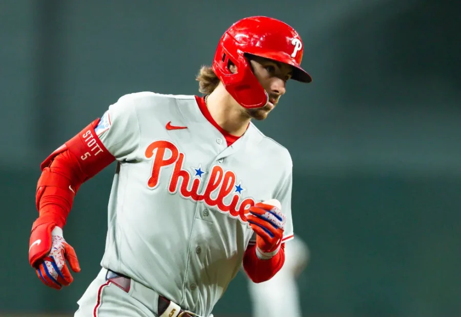 Philadelphia Phillies Close Out August With Tight Win in the Desert